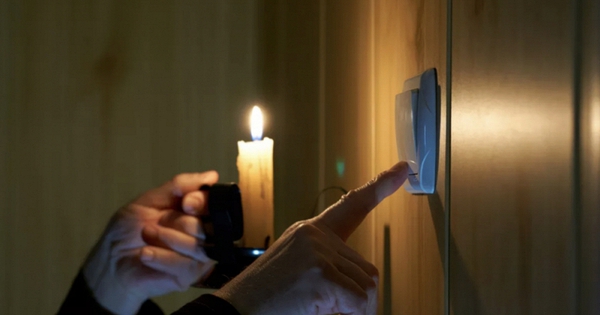 Khách thuê nhà giá 15 triệu đồng/tháng không trả tiền đúng hạn, chủ nhà liền cắt điện nước gây áp lực, tòa án tuyên bố: Không nên làm vậy!