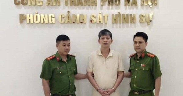 Bắt giam người đàn ông đỗ ô tô chắn barie hầm chung cư ở Hà Nội