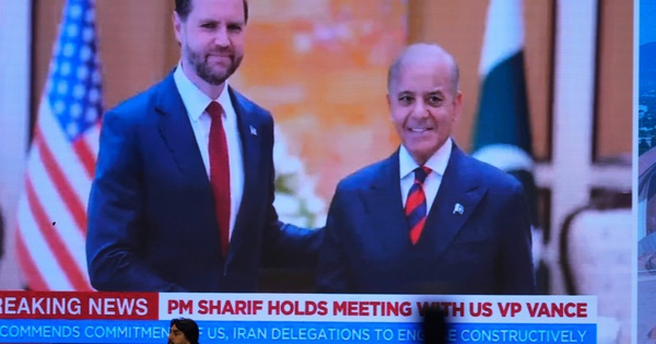 Mỹ - Iran bắt đầu đàm phán ngừng bắn tại Pakistan