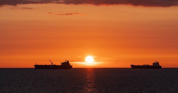 Bao nhiêu tàu đang chờ được phép đi qua eo biển Hormuz an toàn?