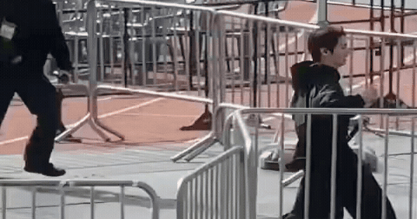 Mỹ nam đẹp nhất thế giới nhảy rào khiến dân tình hốt hoảng, staff dí theo sau cản không kịp