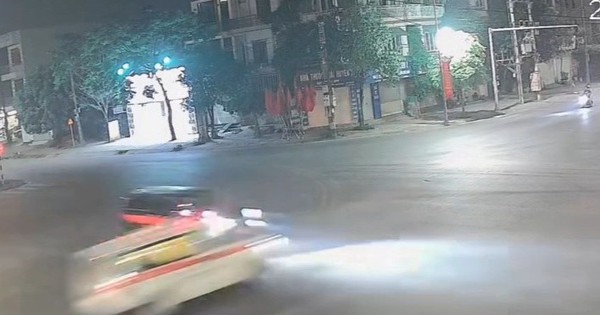 VIDEO: Xe cứu thương chở nhiều người bị lật sau khi tông xe bán tải ở ngã tư