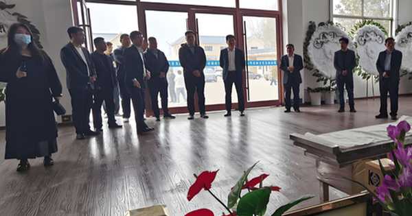 Trong đám tang bố tôi, có một người đến viếng, sau khi nhìn thấy, vợ tôi lặng lẽ dọn đồ bỏ về ngoại