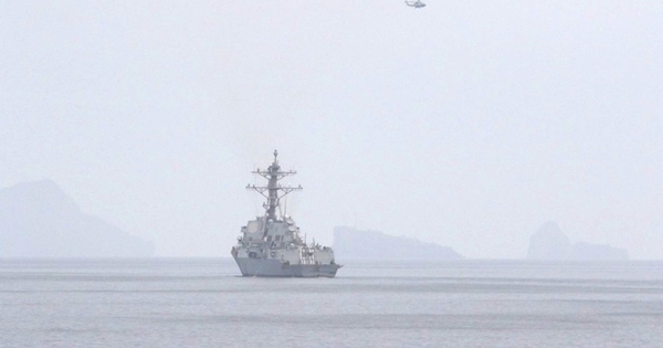 Iran cảnh báo 'đỏ' đối với tàu quân sự qua eo biển Hormuz