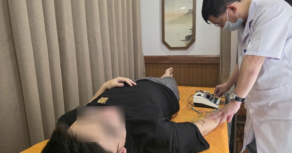 Nam thanh niên 27 tuổi bị liệt cánh tay sau giờ chợp mắt ngủ trưa: Bác sĩ Bệnh viện Bạch Mai cảnh báo 1 thói quen gây tổn thương nghiêm trọng