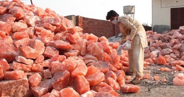 Một loại muối từ Himalaya được cả thế giới săn đón - xem cách khai thác mà nhiều người không tin vào mắt mình