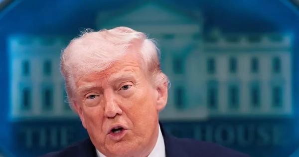 Tổng thống Trump tuyên bố Mỹ sẽ chặn các tàu thuyền đi qua eo biển Hormuz