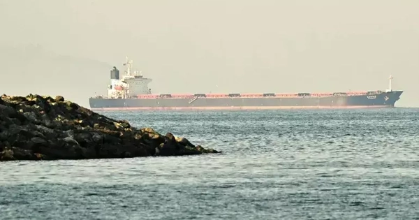 Ba siêu tàu chở dầu đi qua eo biển Hormuz giữa lệnh ngừng bắn mong manh