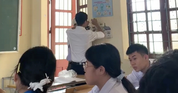 Lớp hỏng quạt giữa cái nắng 37 độ C, hành động của thầy giáo dạy Lý sau đó khiến trò phải cắt clip khoe ngay lên mạng