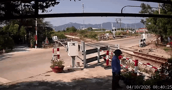 Clip người phụ nữ lao vào rào chắn, ngã trên đường ray khi tàu đang tới: Danh tính và cái kết