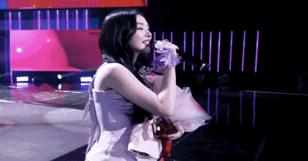 “Kính chiếu yêu” bóc trần tài năng của mỹ nhân đẹp nhất showbiz, nhan sắc điểm 10 còn giọng hát thì phải xem lại