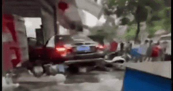 Lấy trộm xe Mercedes gia đình đi thuê, cậu bé 12 tuổi gây tai nạn khiến ít nhất 3 người tử vong