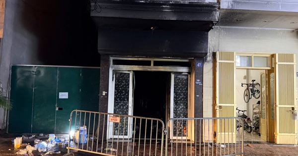 Cháy nhà ở Hà Nội, 5 người mắc kẹt