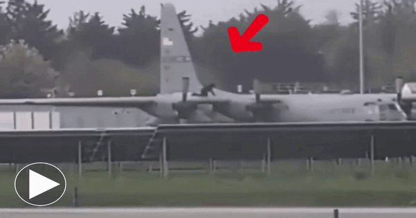 Kịch tính khoảnh khắc người đàn ông dùng rìu tấn công máy bay C-130 của Không quân Mỹ