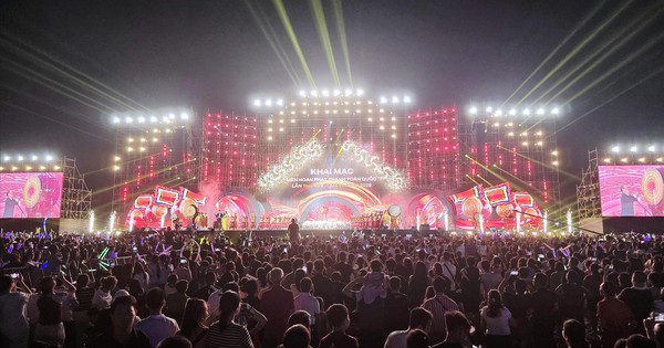 Tổng Giám đốc VOV Đỗ Tiến Sỹ đánh trống khai mạc Liên hoan Phát thanh toàn quốc lần thứ XVII