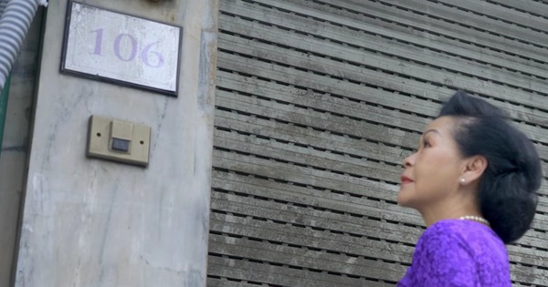 Khánh Ly đứng trước nhà 106 Hàng Bông: 