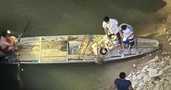 Khoảnh khắc xé dòng nước dữ, giành lại sự sống cho hai mẹ con nhảy cầu