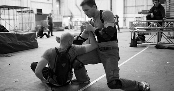 'Điệp viên 007' học môn võ nguy hiểm nhất thế giới, làm cựu võ sĩ MMA bị thương