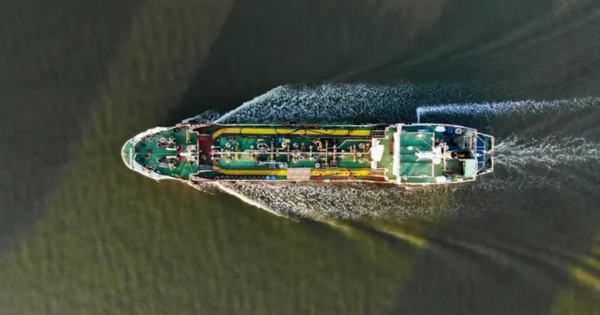 Giá dầu lại tăng dựng đứng sau khi ông Trump tuyên bố phong toả toàn diện eo biển Hormuz