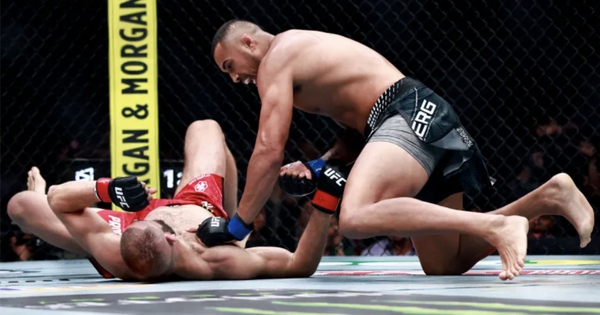 Khuỵu gối đầu trận, võ sĩ vẫn lật kèo giành đai UFC