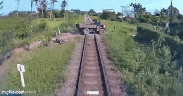 Khoảnh khắc xe công nông bị tàu hỏa húc văng khi băng qua đường sắt, 3 ông cháu thương vong