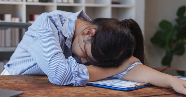 Chê lương bèo, nữ nhân viên thản nhiên ngủ nướng 5 tiếng ở công ty để 