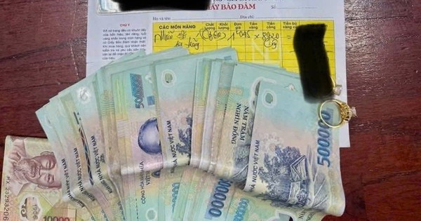 Phát hiện hơn 20 triệu đồng tiền mặt và 2 chiếc nhẫn vàng trên bãi biển