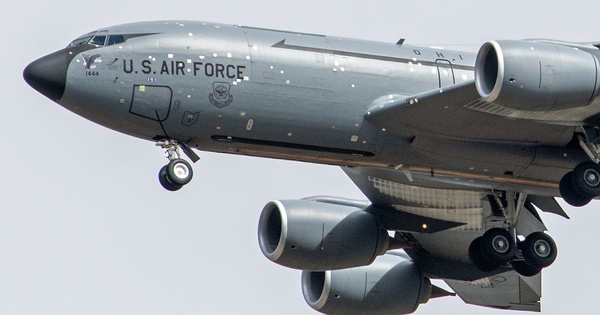 Bí mật loại băng dính vá thân máy bay Boeing KC-135 trở về từ Trung Đông