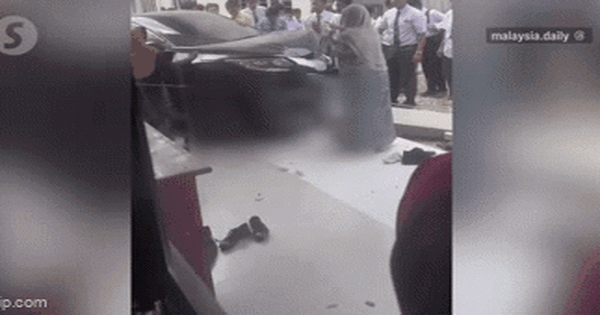 Vô tình nhấn vào chân ga, nữ giáo viên tại Malaysia lái ô tô đâm vào 2 học sinh khiến 1 em thiệt mạng