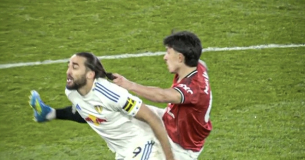 Hậu vệ Man Utd chơi xấu: Giật tóc đối thủ rồi nhận thẻ đỏ