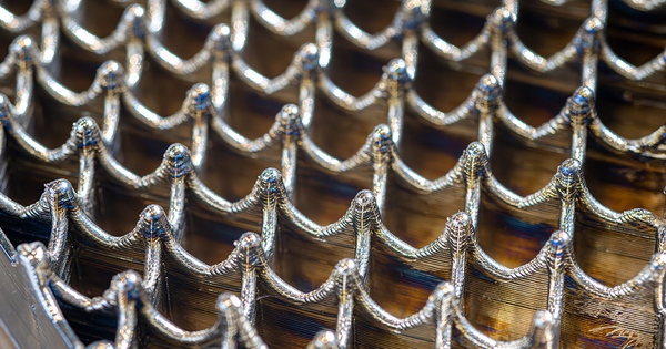 Bền hơn 30%, ăn mòn chỉ 0,105mm mỗi năm: AI vừa tạo ra loại thép không gỉ phá vỡ quy luật thế kỷ