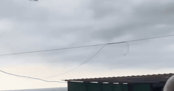 Vòi rồng cuốn thuyền đạp nước bay 15m ở bãi biển, du khách hoảng loạn bỏ chạy