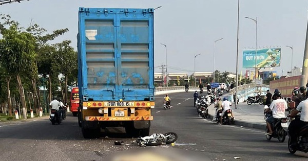 Clip: Tai nạn giữa xe máy và xe đầu kéo, nữ sinh ở Gia Lai tử vong tại chỗ