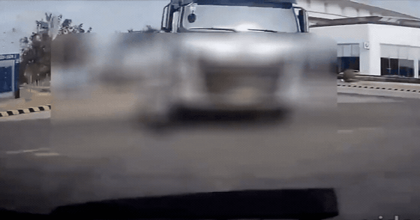 Xót xa đoạn clip xe tải cuốn người phụ nữ vào gầm tử vong, bé gái chở phía trước bị hất văng