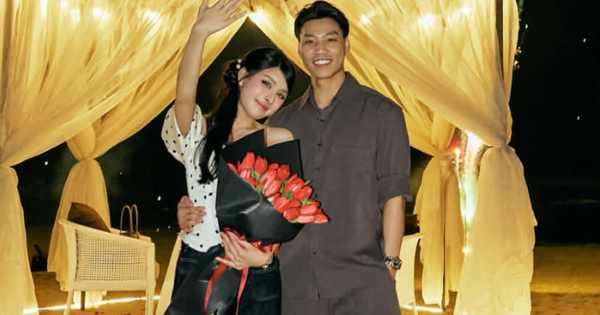 Tuyển thủ Vũ Văn Thanh cầu hôn bạn gái 