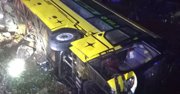 Xe khách lật trên Quốc lộ 14, nhiều người hoảng loạn