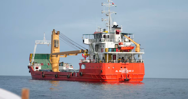 Mỹ tuyên bố phong toả Eo biển Hormuz: 2 triệu thùng dầu biến mất mỗi ngày, gần 200 tàu chở dầu không thể di chuyển