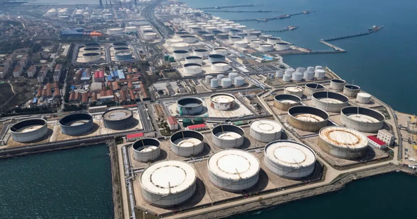 Giữa lúc eo biển Hormuz bị phong toả, một quốc gia vẫn ung dung nhận 38 triệu thùng dầu Iran đang 'nằm chờ sẵn'