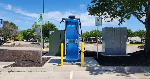 Tăng trưởng 50% với hơn 200 trạm sạc trong 2 tháng, Walmart đang “đánh úp” Tesla