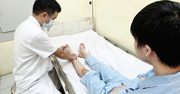 Sinh viên năm nhất bất ngờ bị mất cảm giác chân: Bác sĩ Bệnh viện Bạch Mai cảnh báo 1 thói quen tưởng chừng vô hại nhiều người đang làm