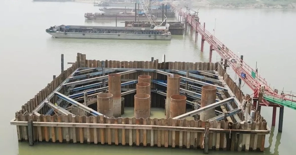 Cận cảnh cọc khoan nhồi cầu Hồng Hà dài 11 mét trên sông Hồng