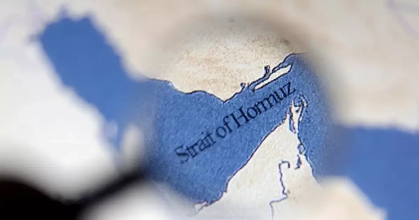 Tàu chiến Mỹ chặn hai tàu chở dầu rời cảng biển của Iran