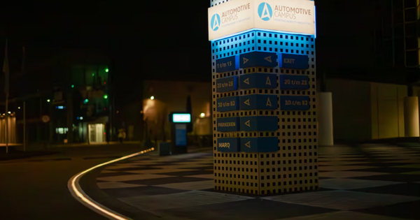 Công nghệ vạch kẻ đường phát sáng giúp tăng an toàn khi trời mưa bão