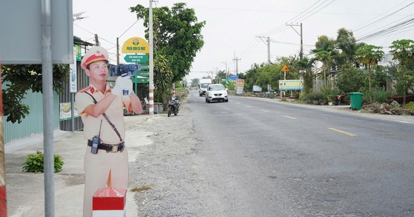 Tây Ninh: Hình nộm cảnh sát giao thông bắn tốc độ khiến tài xế giật mình