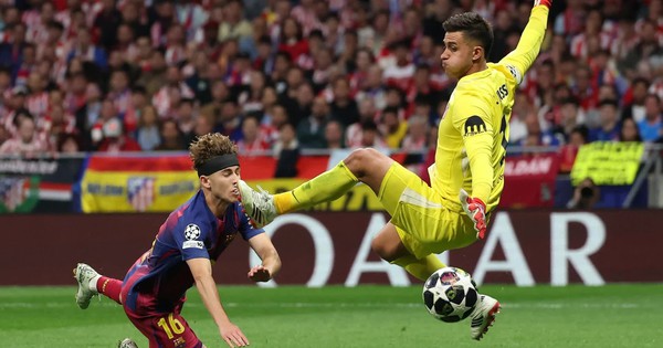 Sao trẻ Barcelona chảy nhiều máu sau cú đạp rợn người của thủ môn Atletico Madrid ở Champions League