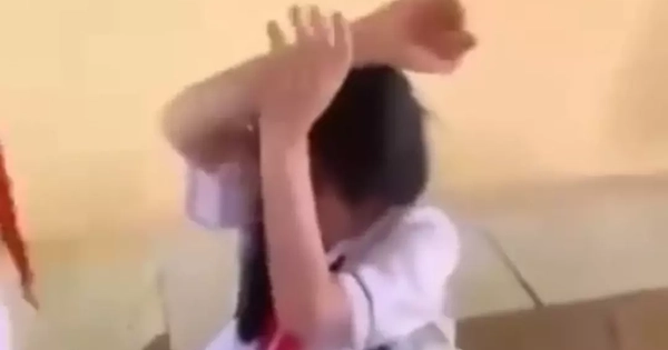 Nữ sinh lớp 8 bị bạn cùng lớp đánh, ép cởi áo để quay clip