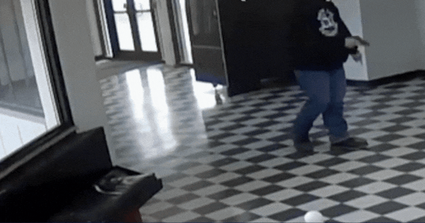 Học sinh cũ mang súng vào trường gây thảm sát, hiệu trưởng có lựa chọn quyết định khiến mọi thứ đổi chiều