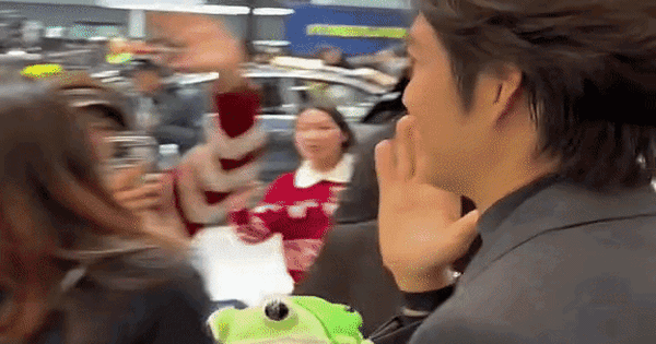 Tự hỏi 100 lần mỹ nam này 51 tuổi ấy hả: Đủ combo trẻ - đẹp - giàu, người yêu xếp hàng 2 dãy phố