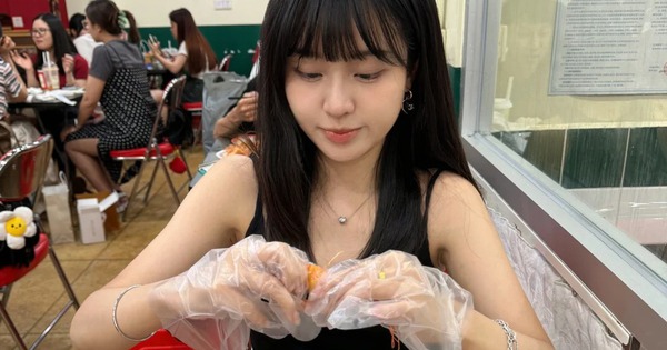 Đã đi ăn tiệc thì đừng bắt khách phải tự bóc tôm?