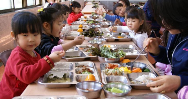 Bữa ăn bán trú tại một quốc gia châu Á khiến 9 triệu người phát cuồng: Khay ăn có tới 7 ngăn, nhà nước trợ giá tới 80%, giáo viên dinh dưỡng lên thực đơn hàng ngày